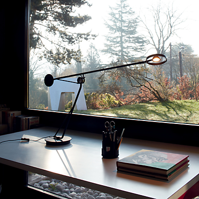 DCW Aaro Lampe de table LED Exemple d'utilisation en photo
