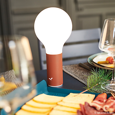 Fermob Aplô Lampe rechargeable LED Exemple d'utilisation en photo