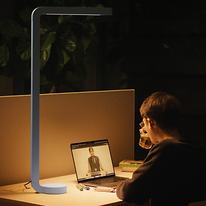 Grau Team Mini Lampe de table LED bleu clair - 3.500 K Exemple d'utilisation en photo