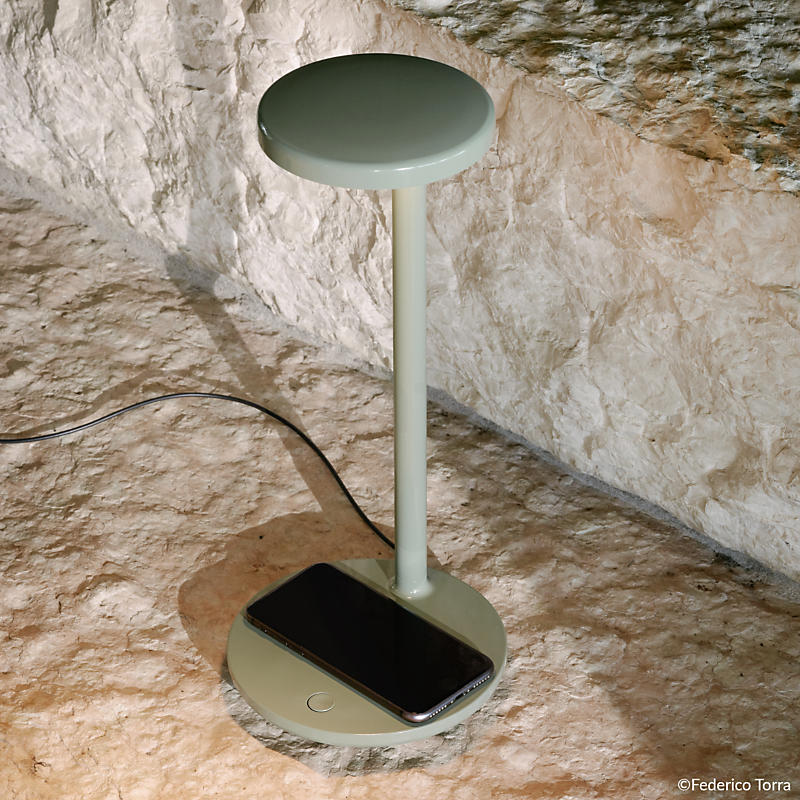 Flos Oblique Lampe de table LED avec station de charge QI Exemple d'utilisation en photo