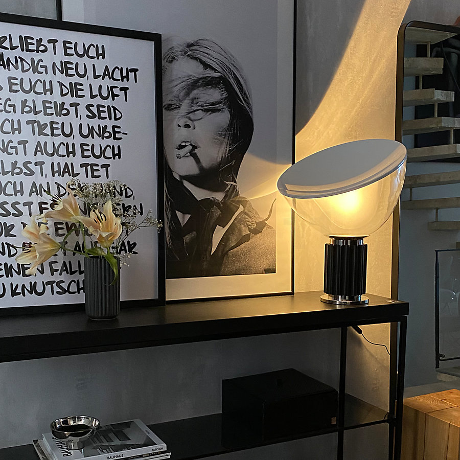 Flos Taccia Lampe de table LED noir - verre - 48,5 cm Exemple d'utilisation en photo