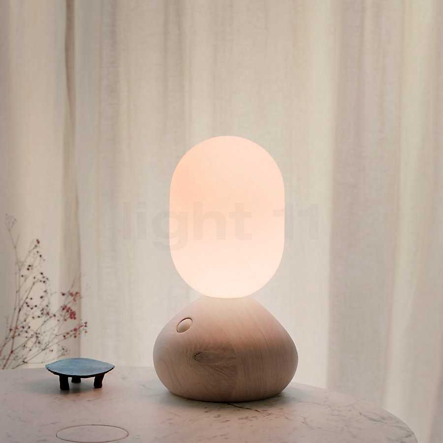 Grau Sun Home Lampe de table LED frêne naturel Exemple d'utilisation en photo