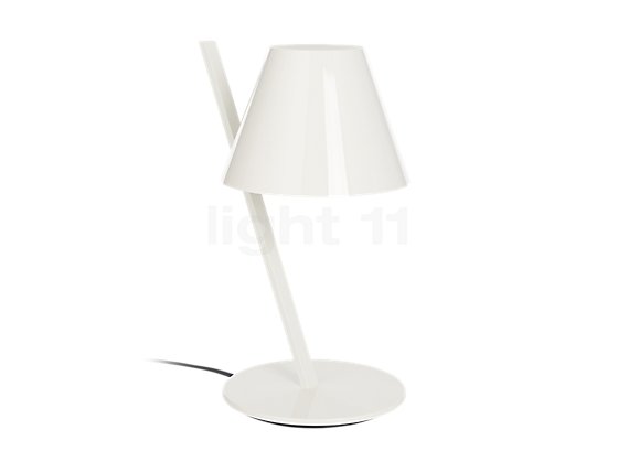 Artemide La Petite Tavolo wit - In gewoonweg magisch evenwicht balanceert de kap van de tafellamp op het schuingestelde frame.