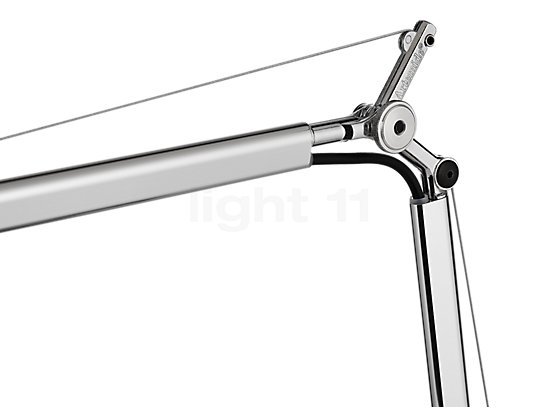 Artemide Tolomeo Mini Tavolo alluminio lucidato e anodizzato - Lo snodo flessibile consente la regolazione individuale del braccio e, quindi, anche l'orientamento della luce.