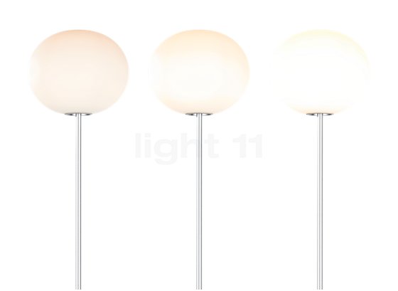Flos Glo-Ball Gulvlampe aluminiumgrå - ø33 cm - 175 cm - Depending on the dimmer setting, the lamp shines in a different light.