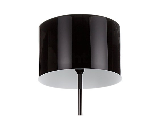 Flos Spun Light F black - The cylindrical shade has a high-gloss, wet lacquered surface finish and thereby catches the viewer's eyes.