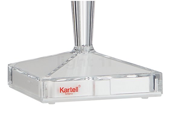 Kartell Battery LED translucide clair - Battery est fabriquée entièrement dans un verre synthétique appelé PMMA.