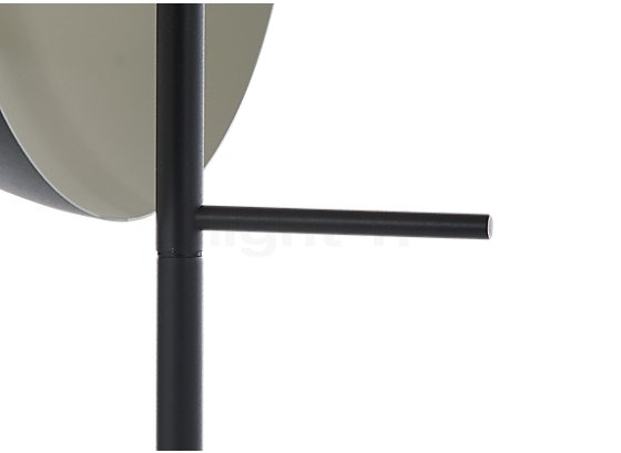 Marset Theia P Standerlampe LED sort - A handle allows you to easily rotate the aluminium reflector and thereby adjust the Theia's lighting effect.
