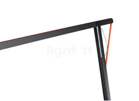 Rotaliana String XL, lámpara de pie LED blanco/naranja - El elástico naranja permite orientar la lámpara y mantenerla en la posición deseada.