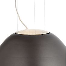 Artemide Nur, lámpara de suspensión gris aluminio - Mini - La Artemide Nur halógena se sujeta con unos finísimos cables que potencia su presencia delicada y flotante.