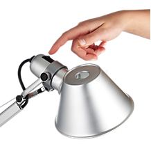 Artemide Tolomeo Mini Tavolo aluminium poli et anodisé - Un interrupteur facile d'accès sert à la mise en marche intuitive de cette lampe.