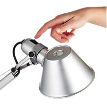 Artemide Tolomeo Mini Tavolo negro - Un botón muy accesible permite encender y apagar la lámpara cómodamente.