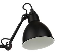 DCW Lampe Gras No 203 Applique noire blanc/cuivre - L'abat-jour inclinable réfléchit la lumière en douceur dans la direction voulue.