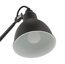 DCW Lampe Gras No 304 Applique noire cuivre brut - L'abat-jour héberge une douille E27 qui peut être utilisée avec une ampoule halogène comme avec une ampoule LED.