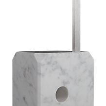 Flos Arco LED blanc - Le pied de l'Arco est un lourd bloc de marbre transpercé pour faciliter son transport à l'aide d'un manche à balai.