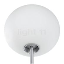 Flos Glo-Ball Lampada da terra grigio alluminio - ø33 cm - 175 cm - Il paralume di vetro viene semplicemente appoggiato sul telaio. In tal modo, la lampadina può essere sostituita senza attrezzi.