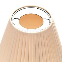 Flos Miss K stof - eierschaal - Door de uitsparing aan de lampenkap straalt een zachte lichtglans naar boven.