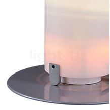 Flos Stylos grigio alluminio - La lampadina nella base, in combinazione con il rivestimento a infrarossi, assicura un'illuminazione d'ambiente dalla tonalità arancione.