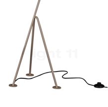 Gubi Gräshoppa Standerlampe oliven - Despite its reduced weight, the Gräshoppa can be safely positioned thanks to its tripod.