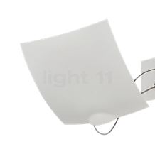 Ingo Maurer 18 x 18 Decken-/Wandleuchte LED ohne Kabel - Der Reflektor neigt sich zu den Enden leicht nach innen.