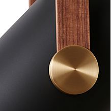 Le Klint Carronade Small, lámpara de suspensión negro - Detalles en madera de nogal y latón aportan un encanto cargado de calidez.