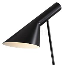 Louis Poulsen AJ Stehleuchte Edelstahl poliert - Der asymmetrisch gestaltete Schirm der Louis Poulsen AJ F ist ein Markenzeichen dieser Stehleuchte von Arne Jacobsen.