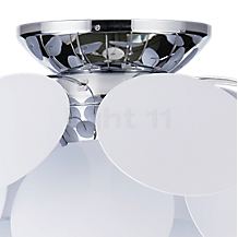 Marset Discocó, lámpara de techo blanco - ø53 cm - El florón de metal brillante crea unos reflejos fascinantes.