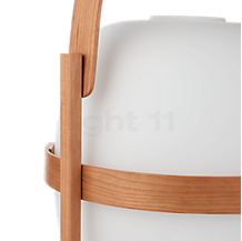 Santa & Cole Cesta verre - La structure en bois de merisier donne une allure naturelle au luminaire.