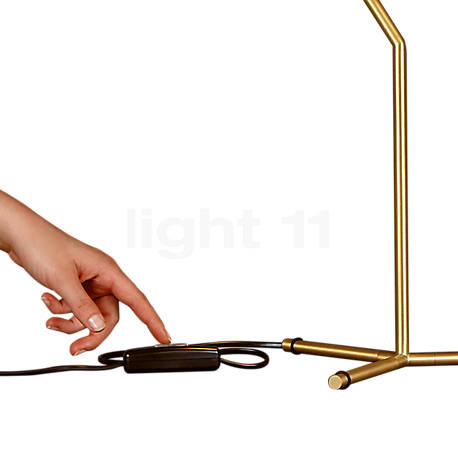 Flos IC Lights T1 High messing mat - Middels een schakelaar aan de toevoer  is de tafellamp zonder moeite in- en uitschakelbaar.