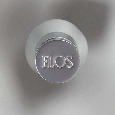 Flos Wan Downlight Plafondinbouwlamp aluminium gepolijst - Elke Wan draagt het logo van Flos prominent midden in de diffusor.