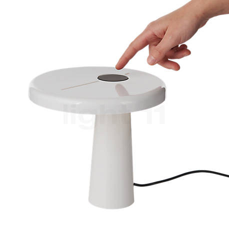 Martinelli Luce Hoop Lampe de table LED blanc - Par une simple pression sur l'interrupteur à son sommet, la lampe pourra être allumée et éteinte.