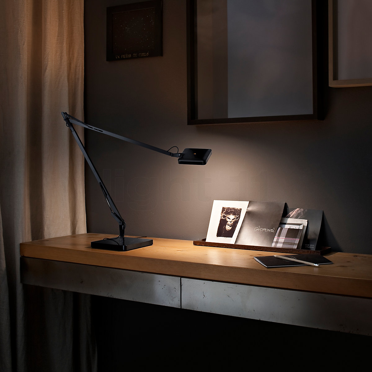 Lumina Desk: scrivania regolabile in altezza con display OLED integrato 