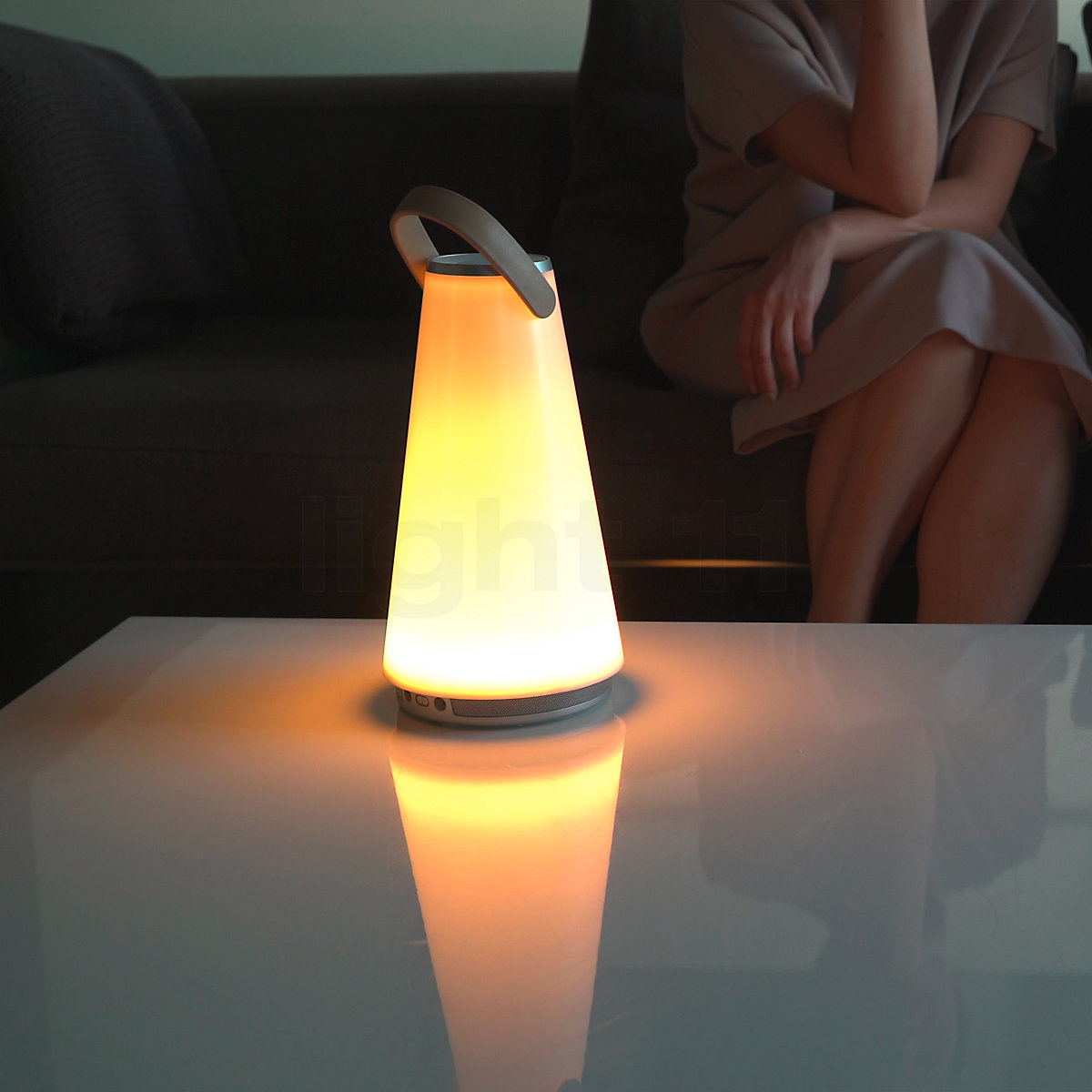 UMA, luz y sonido en la lámpara portátil de Pablo Designs