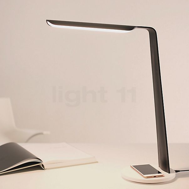 Tunto Swan Lampe de table LED chêne - avec station de recharge QI