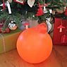 8 seasons design Shining Christmas Ball Lampada d'appoggio bianco - ø33 cm - incl. lampadina - incl. modulo solare - immagine di applicazione