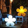 8 seasons design Shining Flower Lampada da tavolo arancione - ø40 cm - incl. lampadina - incl. modulo solare - immagine di applicazione