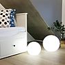 8 seasons design Shining Globe Lampada d'appoggio bianco - ø40 cm - incl. lampadina - incl. modulo solare - immagine di applicazione