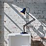 Anglepoise Original 1227 Brass Skrivebordslampe blå ansøgning billede