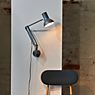 Anglepoise Type 75 Mini, lámpara de escritorio con soporte mural negro - ejemplo de uso previsto