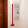 Artemide Ilio, lámpara de pie LED rojo rubí - 2.700 K - ejemplo de uso previsto
