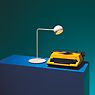 Artemide Ixa, lámpara de sobremesa LED amarillo - 3.000 K - ejemplo de uso previsto