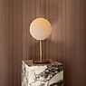 Audo Copenhagen TR Bulb Lampe de table laiton/opale mat , fin de série - produit en situation