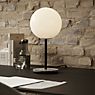Audo Copenhagen TR Bulb Lampe de table laiton/opale mat , fin de série - produit en situation