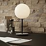 Audo Copenhagen TR Bulb Tischleuchte Messing/opal glänzend , Auslaufartikel Anwendungsbild