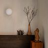 Audo Copenhagen TR Bulb, lámpara de sobremesa o pared latón/opalino brillo , artículo en fin de serie - ejemplo de uso previsto