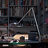 Belux Lifto Lampada da tavolo LED con morsetto a vite cromo/nero - immagine di applicazione