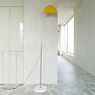 DCW Mezzaluna Lampadaire LED jaune - produit en situation