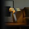 DCW Tau Lampada da tavolo LED grigio/ottone - immagine di applicazione