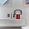 DCW Yasuke Lampe de table LED rouge/noir - produit en situation