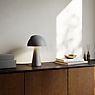 Design for the People Align Lampe de table beige - produit en situation